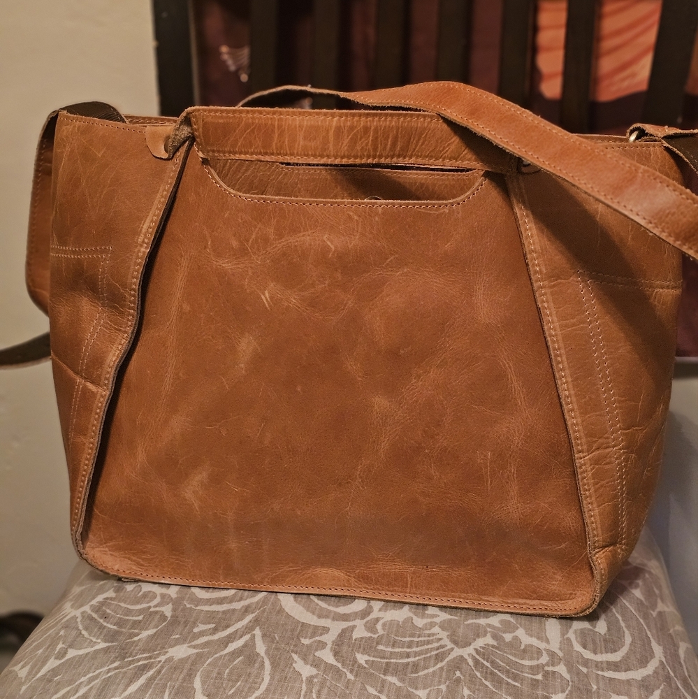 Elegant Tan Leather Shoulder Bag